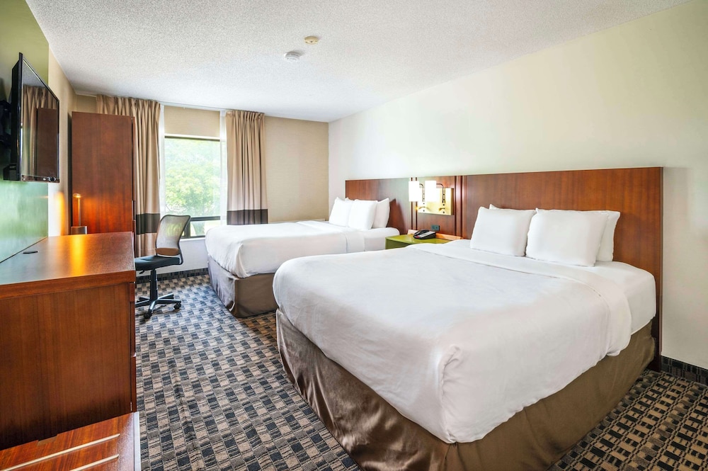 Standard Room, 2 Queen Beds, Non Smoking, Ground Floor - Photo 2