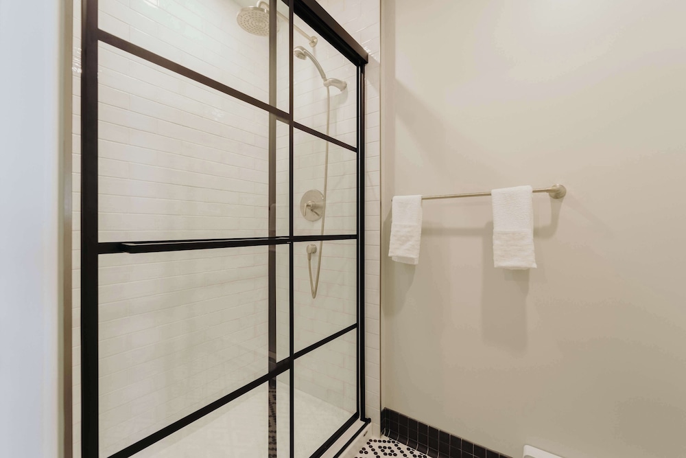 Standard Room, 1 King Bed, Non Smoking (Walk-in Shower) photo 3
