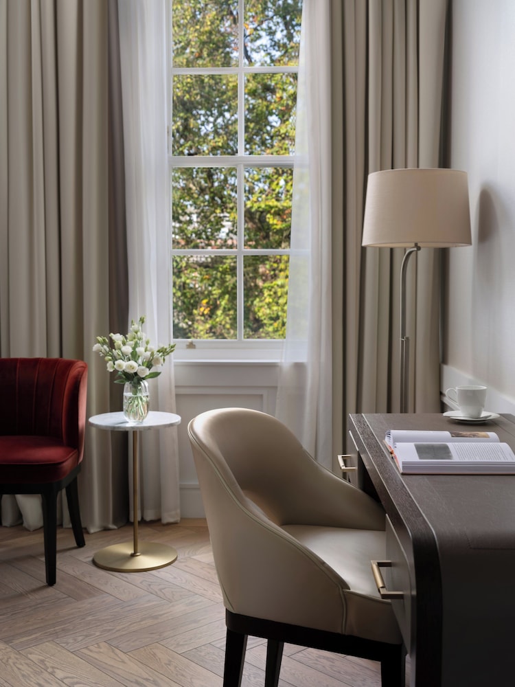 Grand Room, 1 King Bed (Deluxe, Grosvenor Square View)