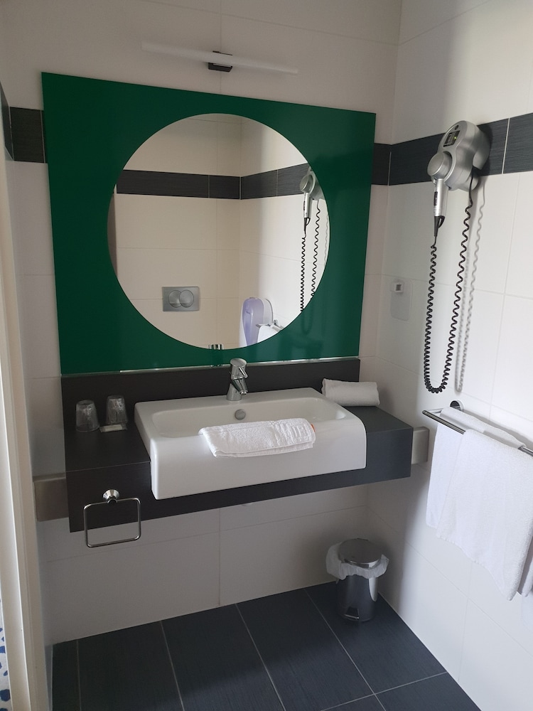 Standard Twin Room, 2 Twin Beds - Photo 5