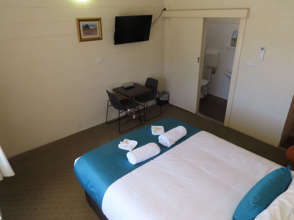 Standard Room, 1 Queen Bed photo 3