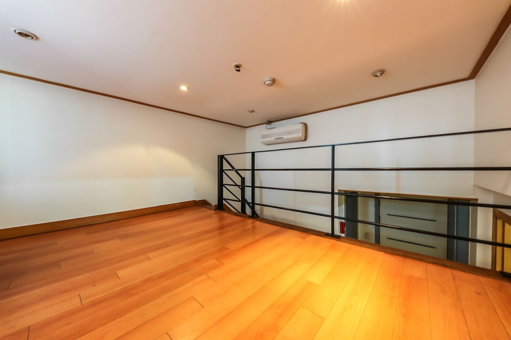 Family Room - Photo 5