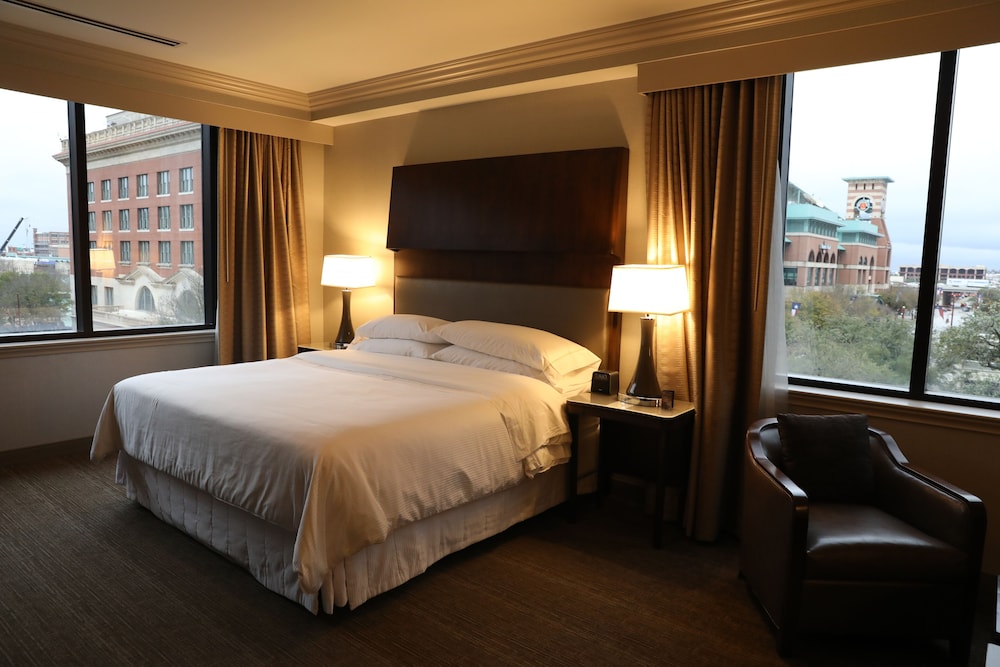 Premium Suite, 1 King Bed with Sofa bed - Photo 5