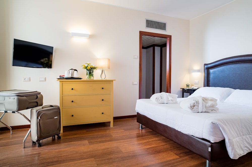 Junior Suite, 1 Double or 2 Twin Beds - Photo 3