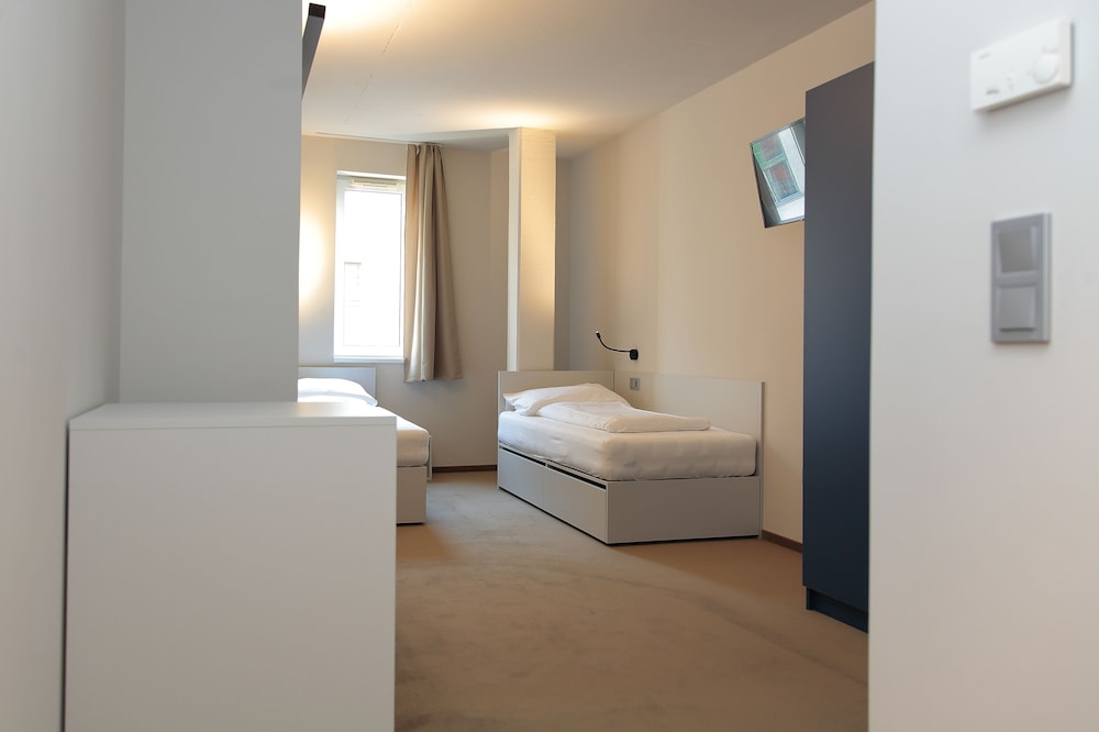 Standard Twin Room - Photo 4