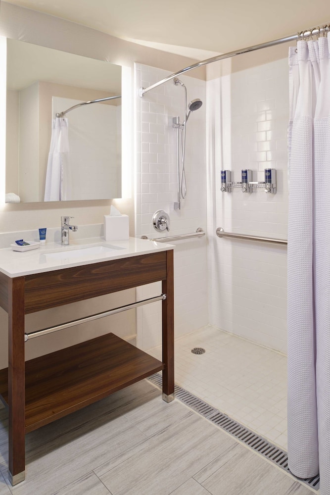 Room, 2 Queen Beds (Hearing Accessible) - Photo 5