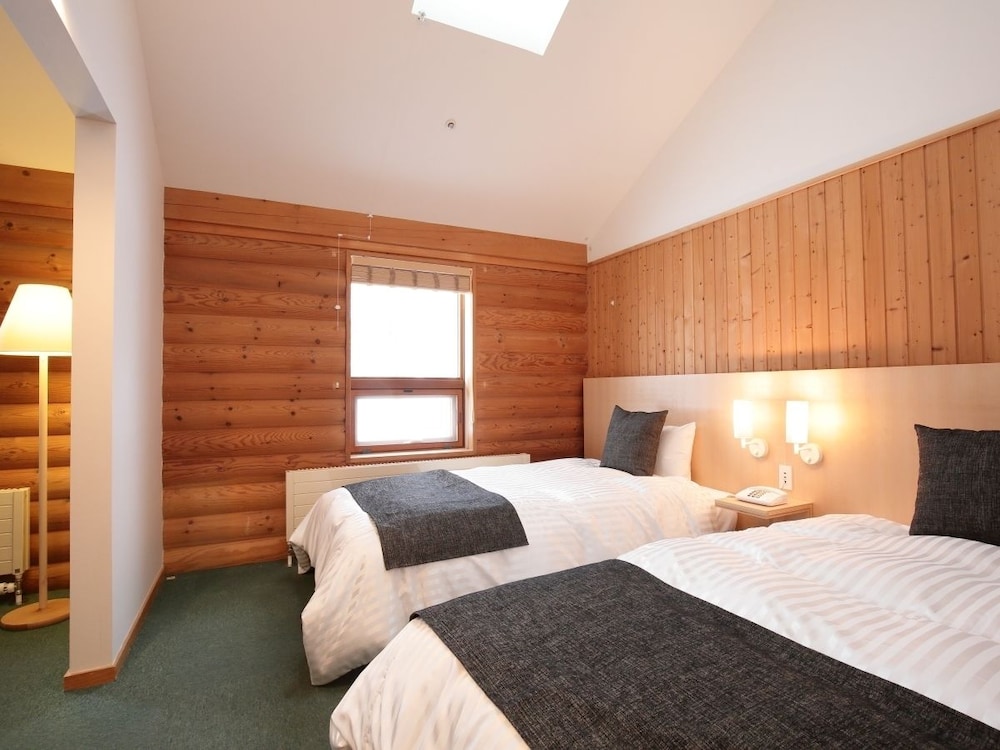 Deluxe Twin Room, Non Smoking (Shower Only) photo 3