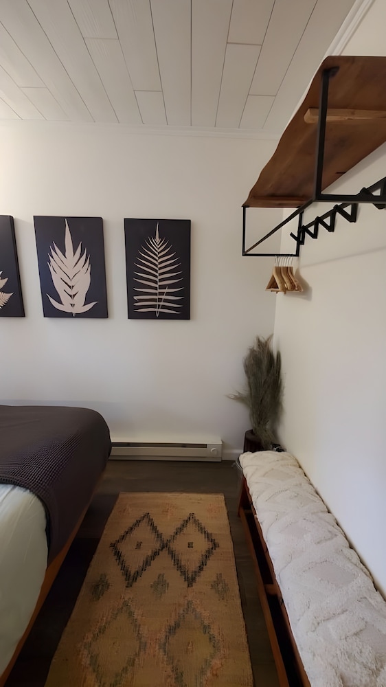 Cabin, 2 Queen Beds (A Humble Abode - A Modern Woodsy Retr) photo 2