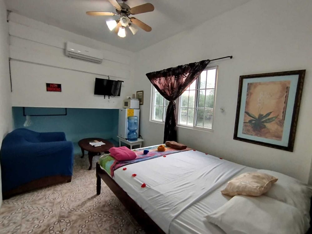Economy Studio, 1 Queen Bed, Refrigerator & Microwave, Poolside photo 2