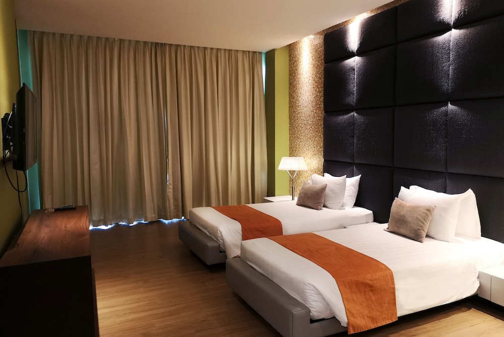 2 Bedroom Ocean View Extreme Suite thumbnail 5
