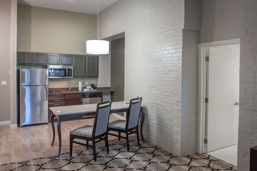 Suite, king bed, sofa bed, kitchen, whirlpool tub - Photo 4
