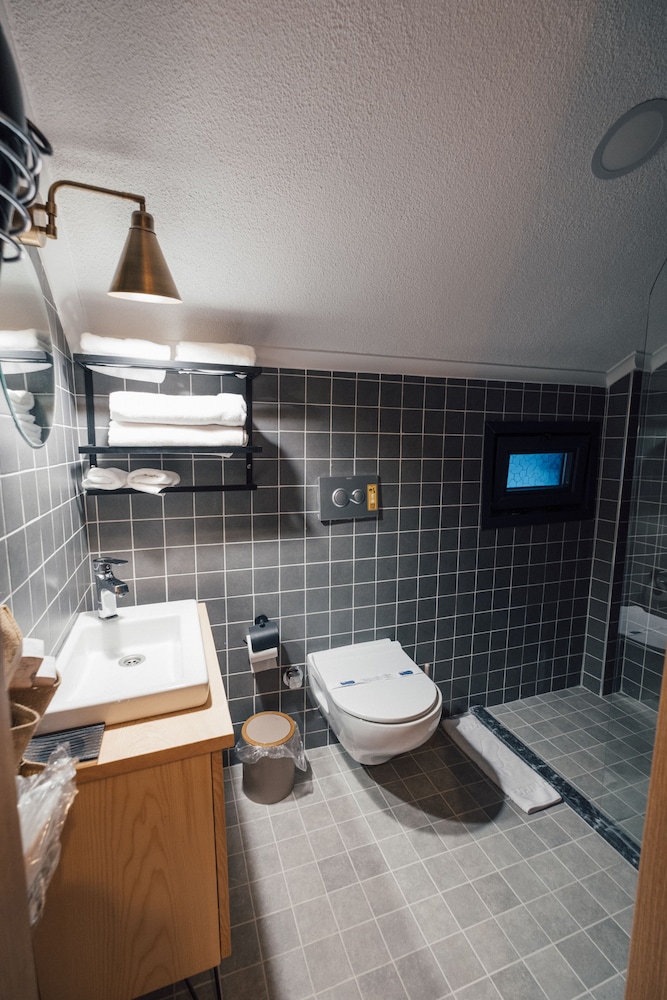 Senior Suite - Photo 11