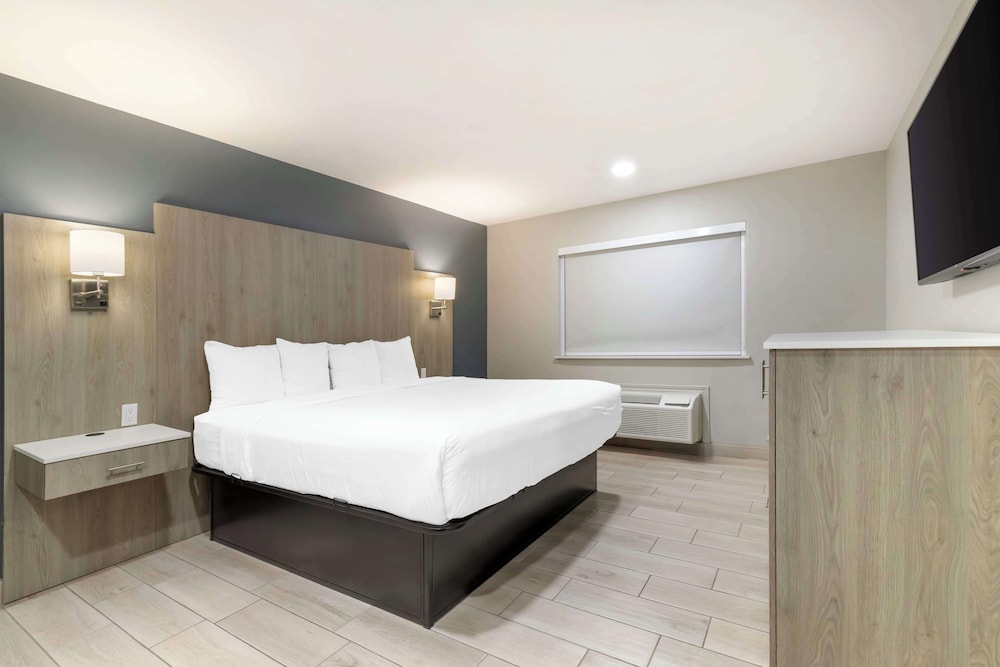 Suite, 1 King Bed, Non Smoking, Refrigerator & Microwave photo 2