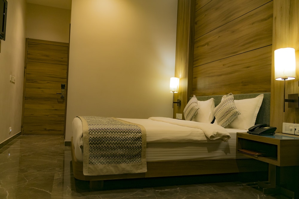 Basic Room, 1 King Bed photo 2