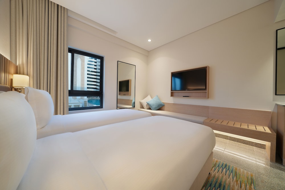 Room, 2 Twin Beds, Pool View photo 2