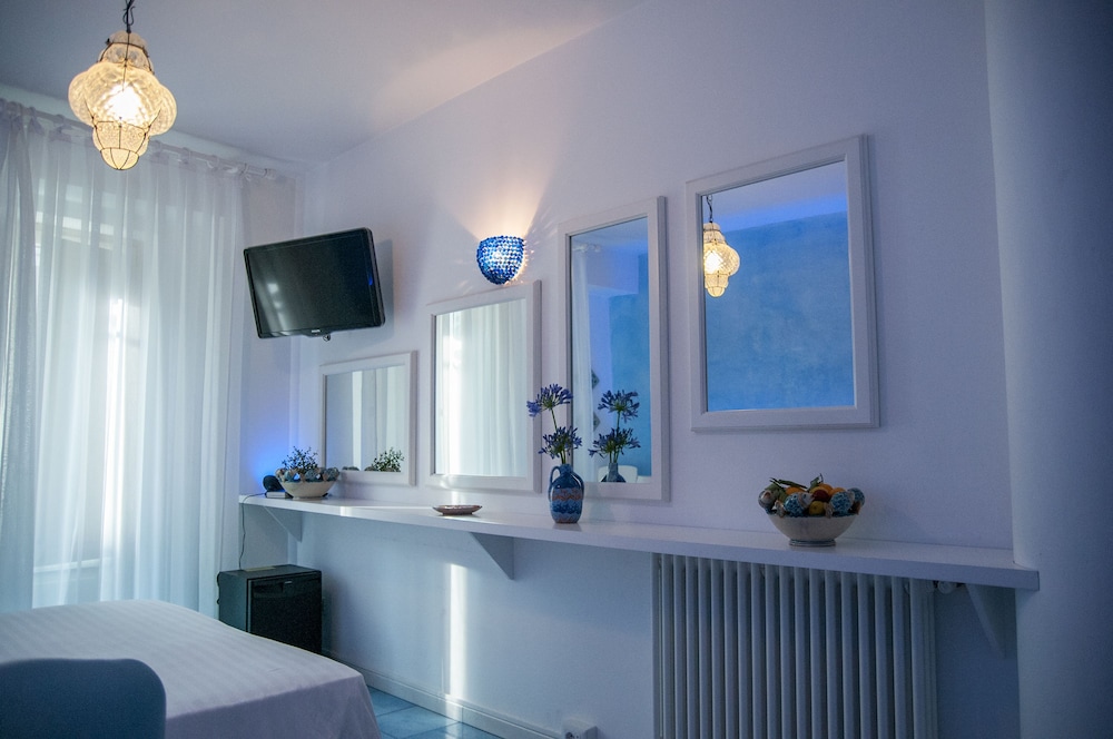 Superior Double or Twin Room, Balcony, City View - Photo 3