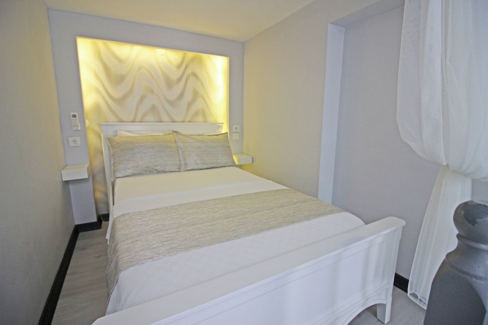 Honeymoon Room photo 1