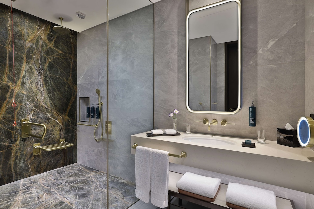 Queen Accessible Guest Room