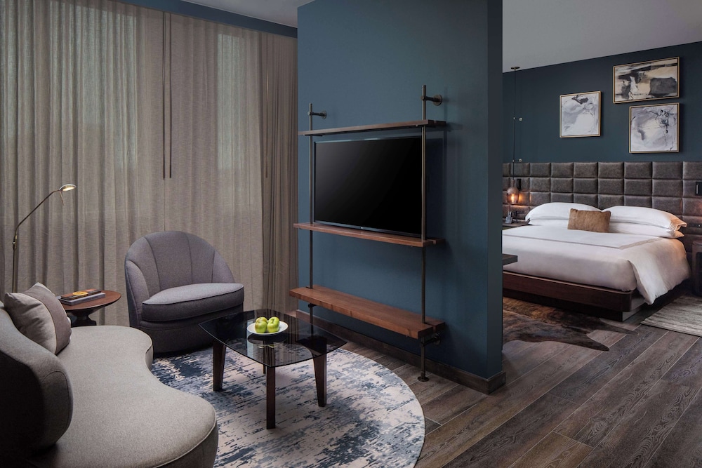 Thompson Suite with 1 King Bed - Photo 5