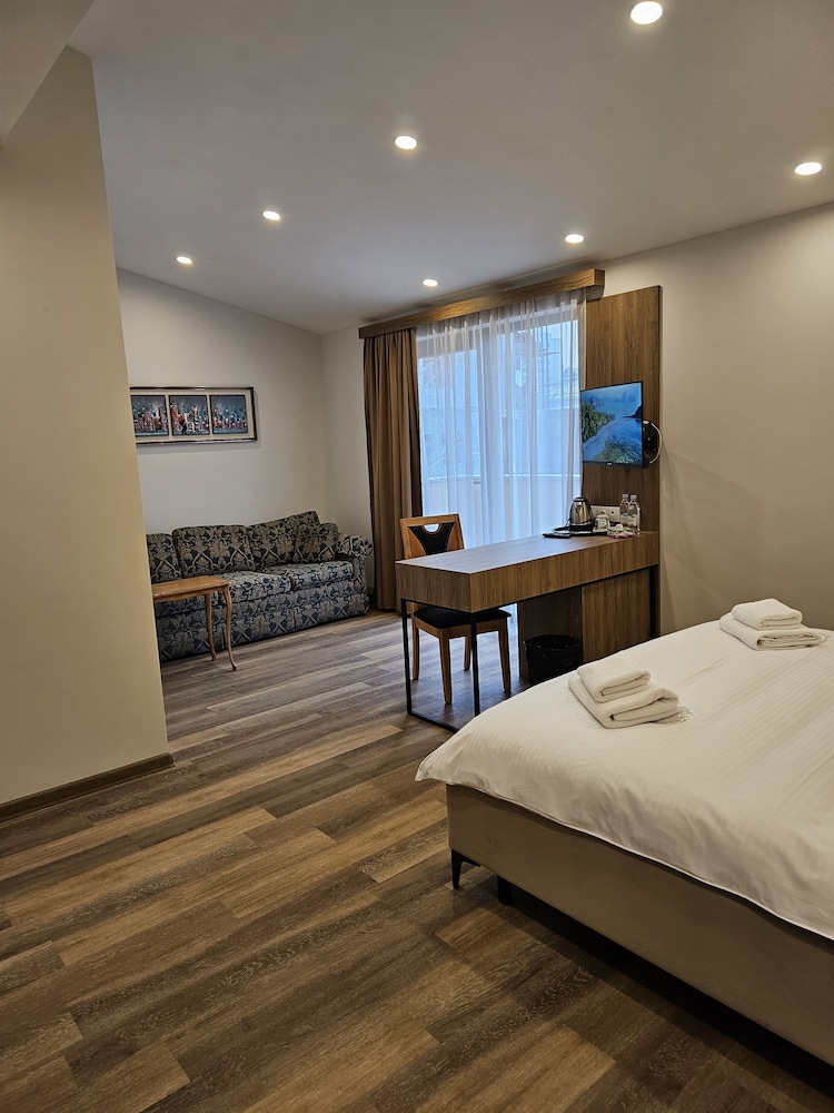 Comfort Suite, 1 Queen Bed with Sofa bed, Balcony, Courtyard View photo 3