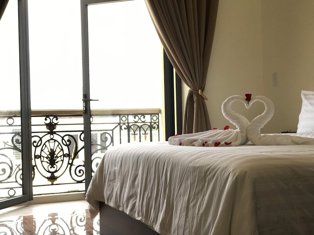 Luxury Room, 1 King Bed, Balcony, City View - Photo 1