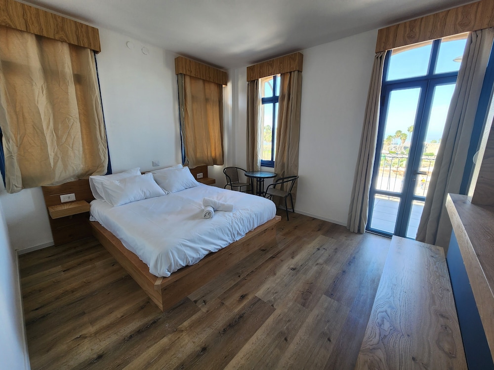 Junior Studio, 1 Queen Bed, Balcony, Lake View