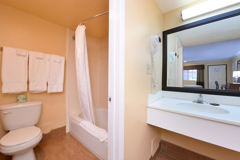 Room, 2 Queen Beds, Smoking - Photo 4