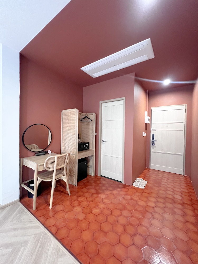Deluxe Room, 1 Queen Bed, Non Smoking photo 3