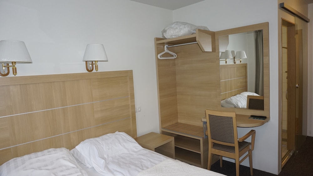 Double Room, 1 Queen Bed, Private Bathroom photo 2