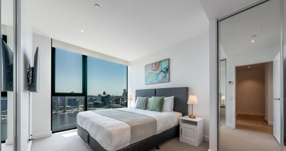 Top Floor 2 BR / 2 Lvls - Sub Penthouse - Photo 2