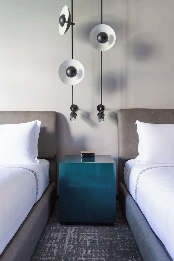 Room, 2 Queen Beds - Photo 6