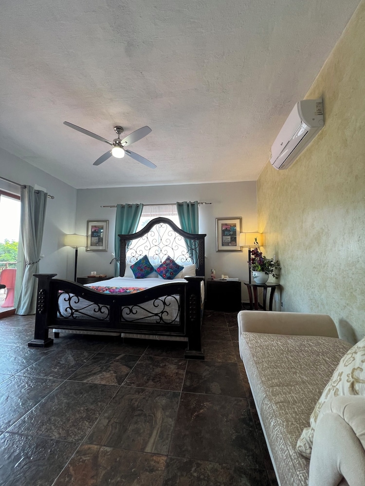 Deluxe Suite, 1 King Bed, Jetted Tub