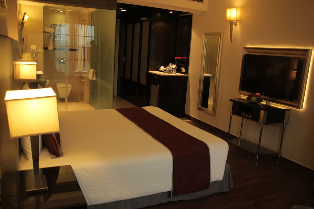 Executive Room, 1 King Bed, Garden View - Photo 2