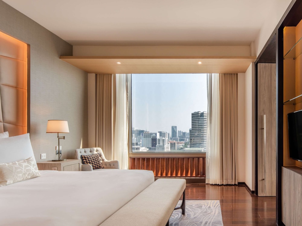 EXECUTIVE SUITE, Piano Club Privilege, 1 King Bed, Separate Living Room
