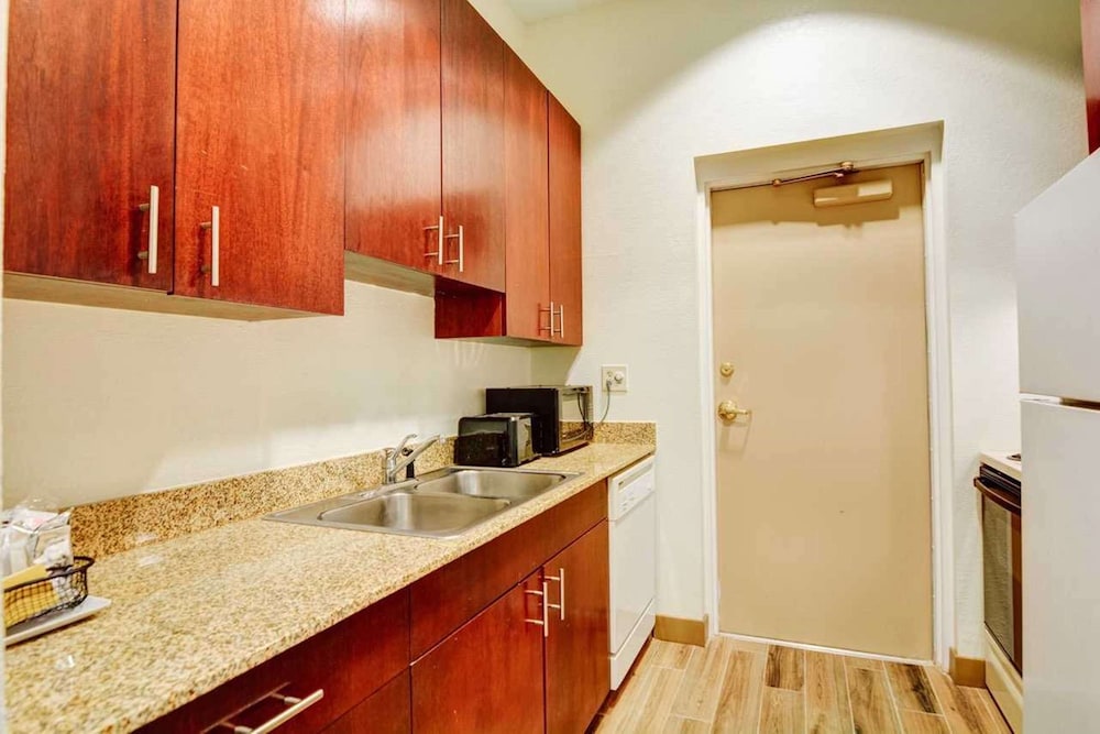 Suite, 1 King Bed, Non Smoking, Kitchen - Photo 4