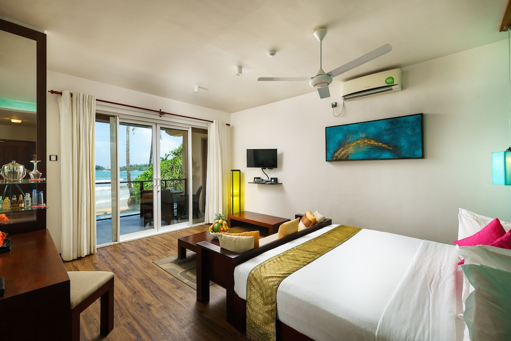 DELUXE ROOM WITH PRIVATE JACUZZI AND SEA VIEW
