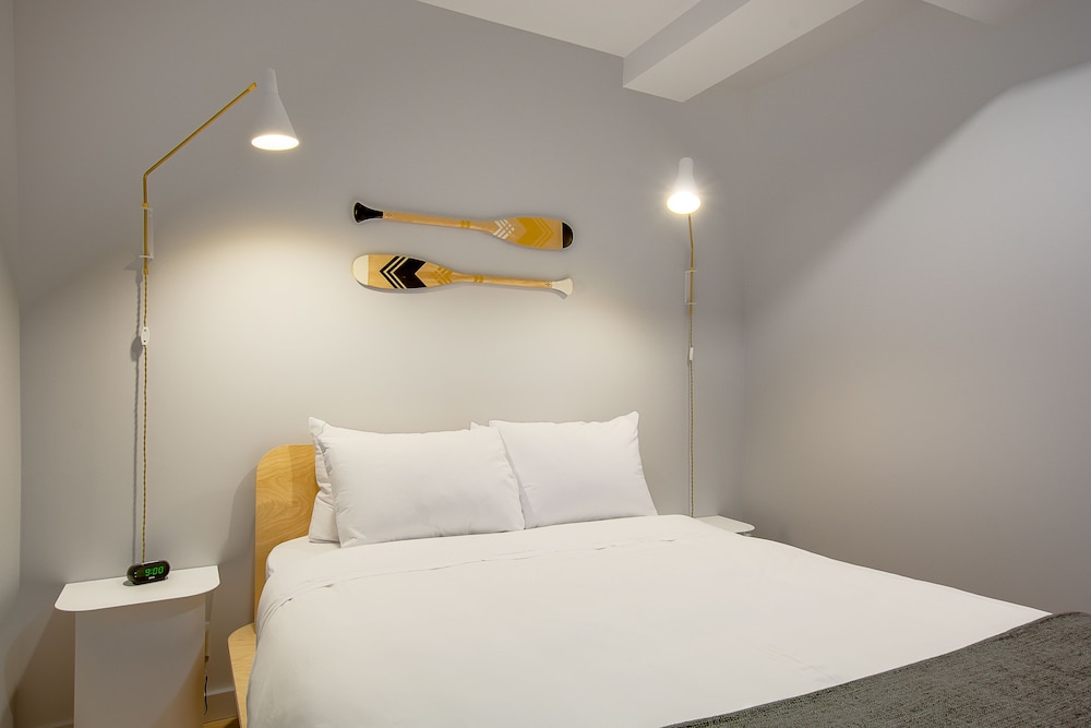 Loft, 1 Queen Bed, Half-Basement (LC101)