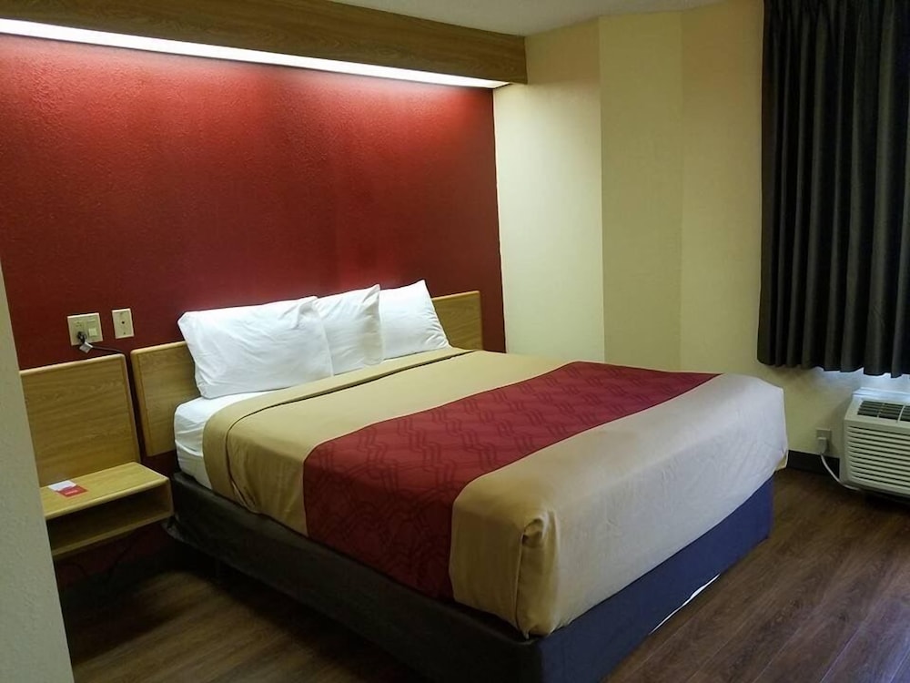 Standard Room, 1 Queen Bed, Non Smoking photo 3