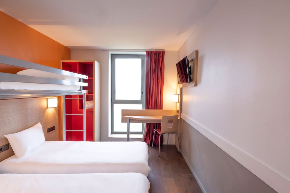 Standard Room, 3 Twin Beds photo 2