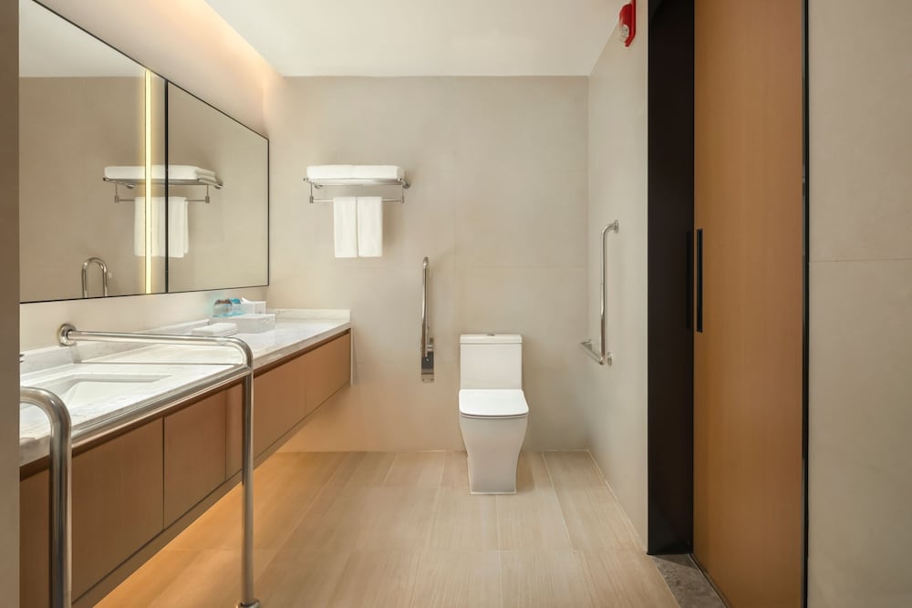 Superior Room, 1 King Bed, Balcony, City View photo 3