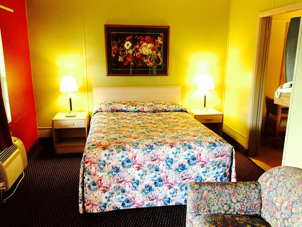 Standard Room, 1 Queen Bed photo 3