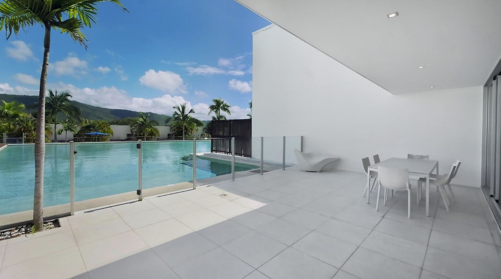 3 Bedroom Swim-up Pool View