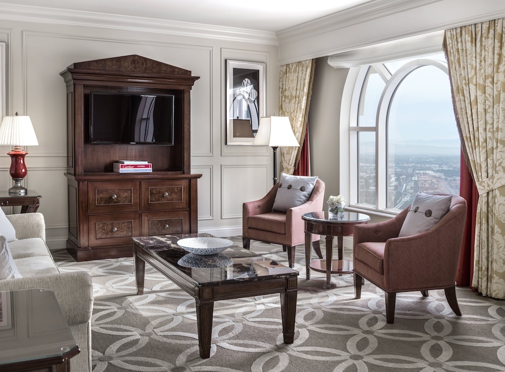 Newly Remodeled Grand King Suite with Prestige Club Lounge Access - Photo 4