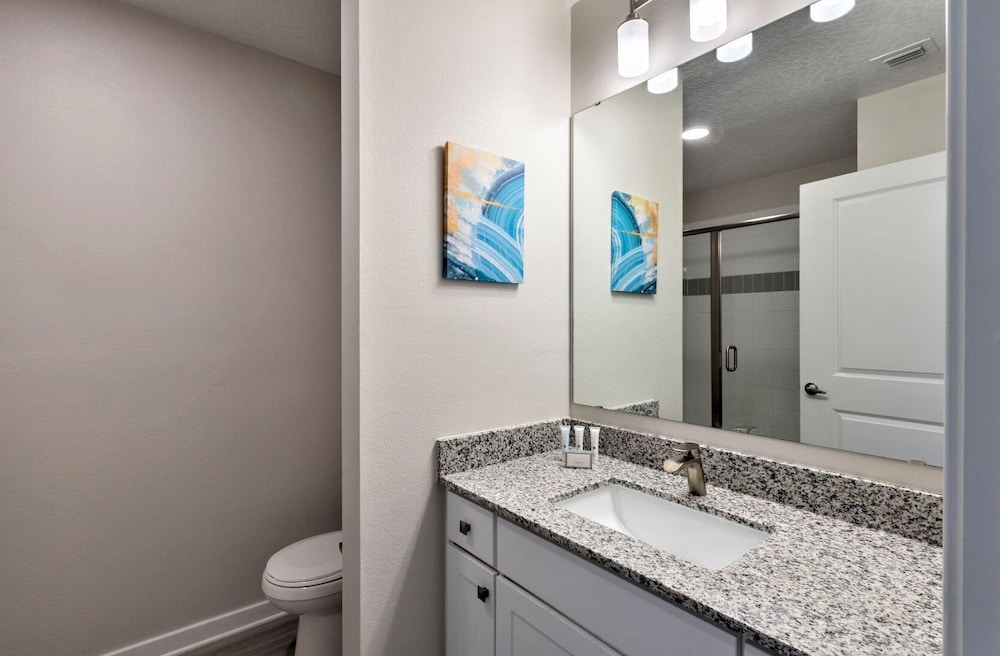 3 Bedroom 2 Bathroom Superior Condo Sleeps 8 thumbnail 5