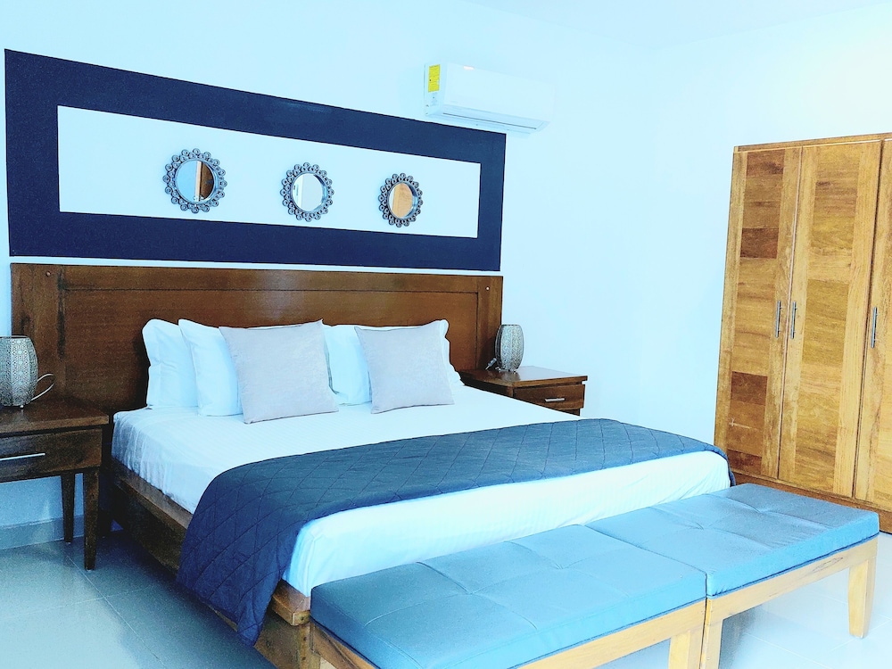 Superior Double Room, 1 King Bed, Pool View photo 3