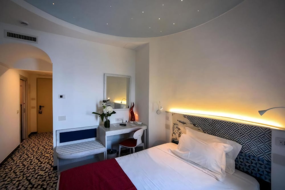 Queen Room with One Queen Bed (Non Smoking)