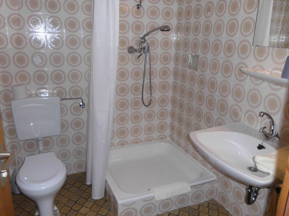 Basic Quadruple Room, Shared Bathroom photo 2
