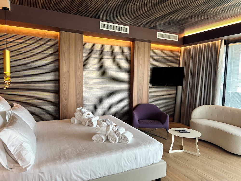 Junior Suite, Hot Tub, Partial Lake View - Photo 10