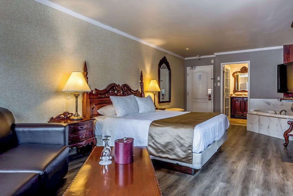 Suite, 1 King Bed, Non Smoking - Photo 1
