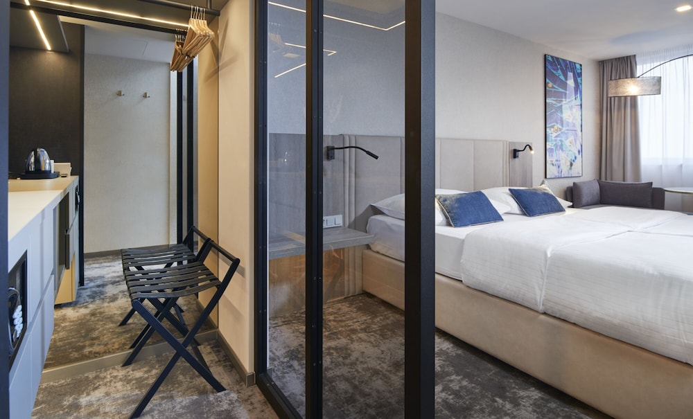 Executive Double Room, Pool Access - Photo 6